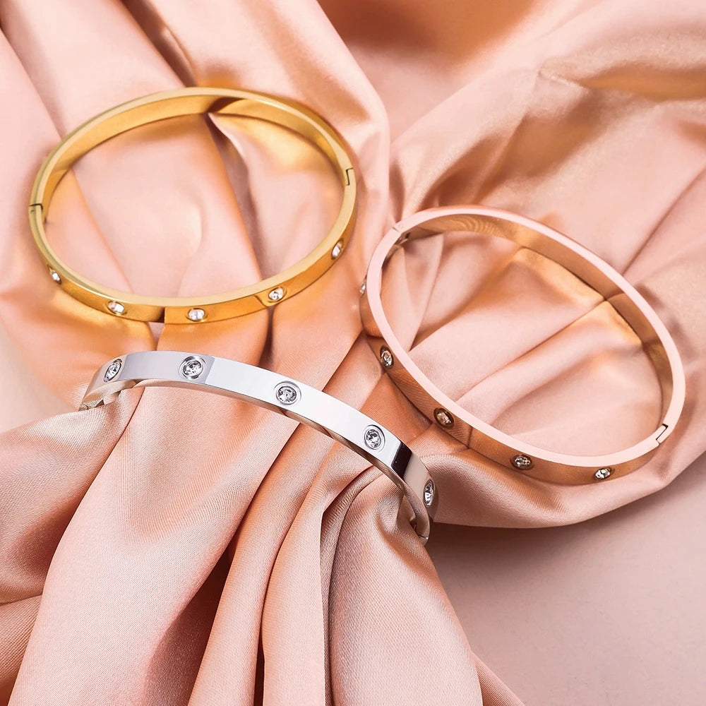 Timeless Platinum-Plated Bracelet with Elegant Classic Design
