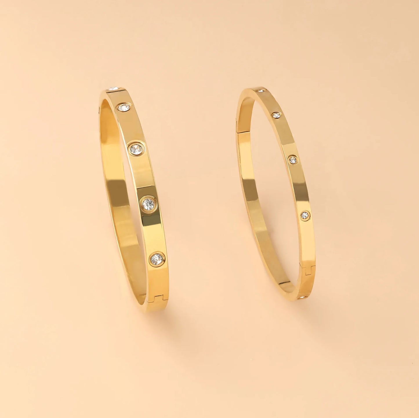 Timeless Platinum-Plated Bracelet with Elegant Classic Design