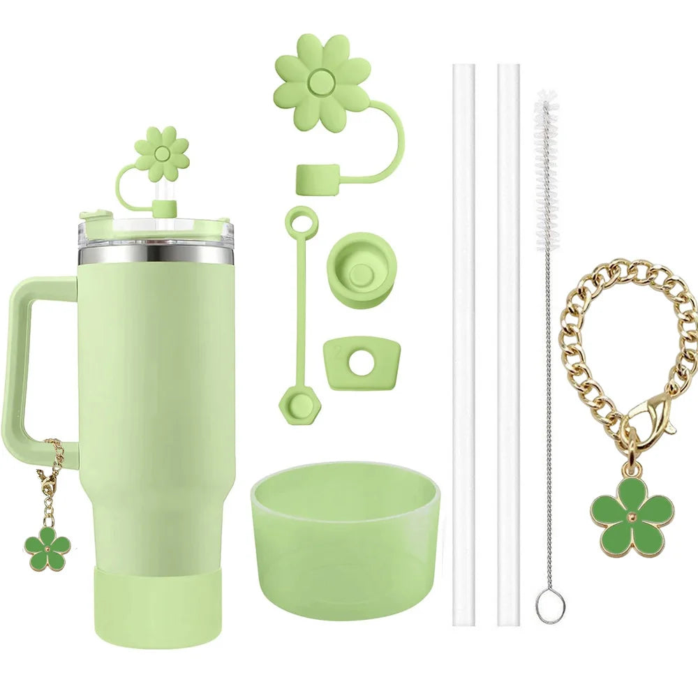Set de accesorios de lujo 9 en 1 para Stanley Cup: tapón antiderrames, cubrepajitas, funda antideslizante, cepillo de limpieza y elegante dije de flor Chainley Cup.