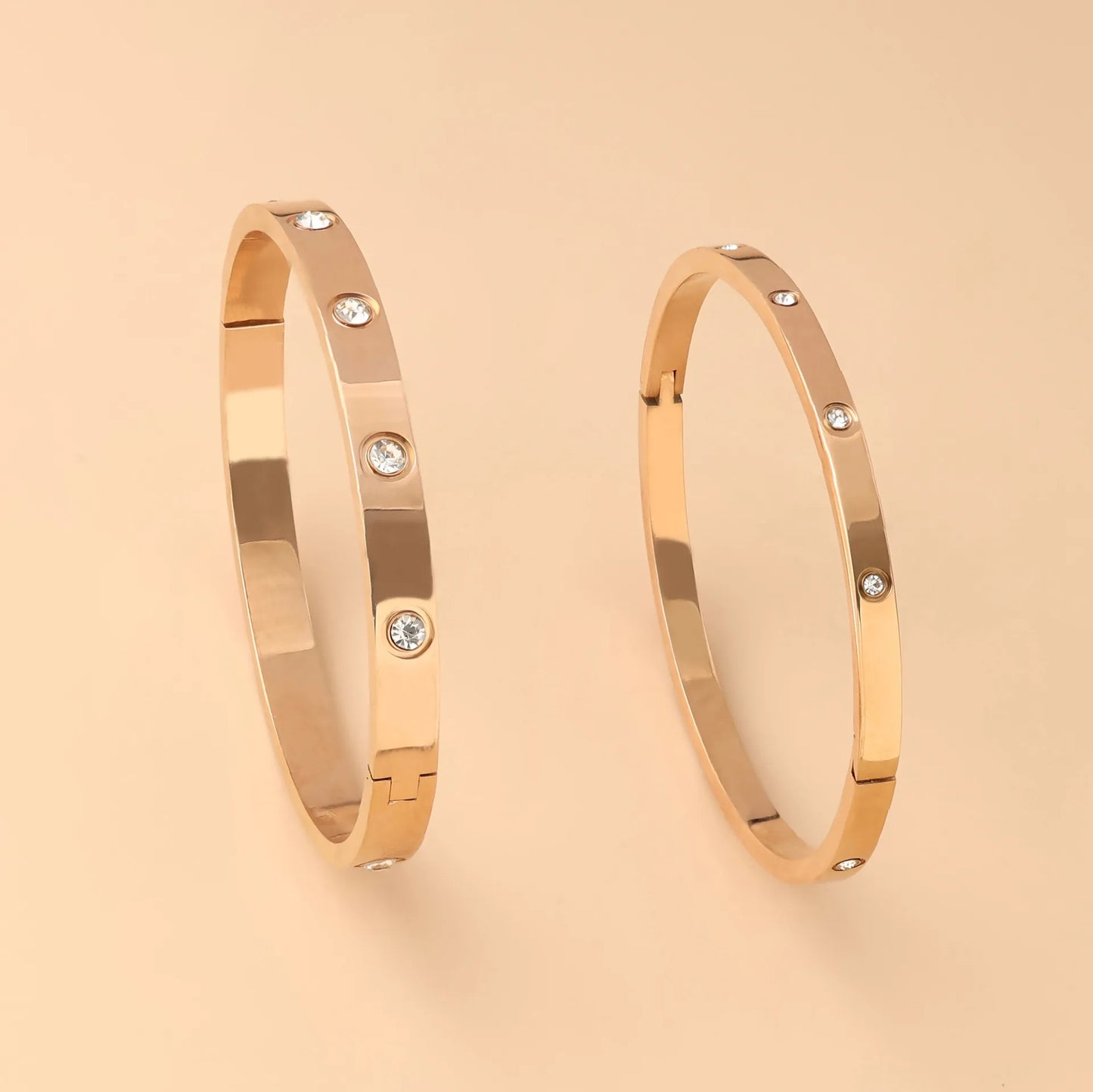Timeless Platinum-Plated Bracelet with Elegant Classic Design