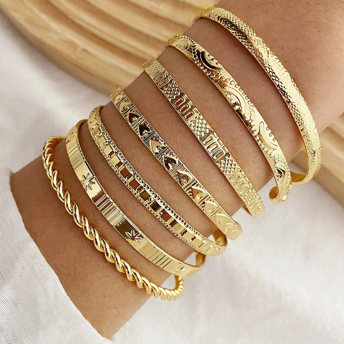 Set of 7 Punk Gold Bracelets – Bold Gothic Heart Prints with Open Metal Design for a Trendy Streetwear Look / 7 Pcs